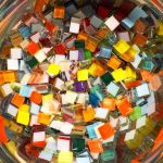bunte Mosaiksteinchen in Schale