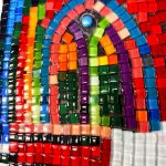 buntes Mosaik einem Torbogen nachgestaltet