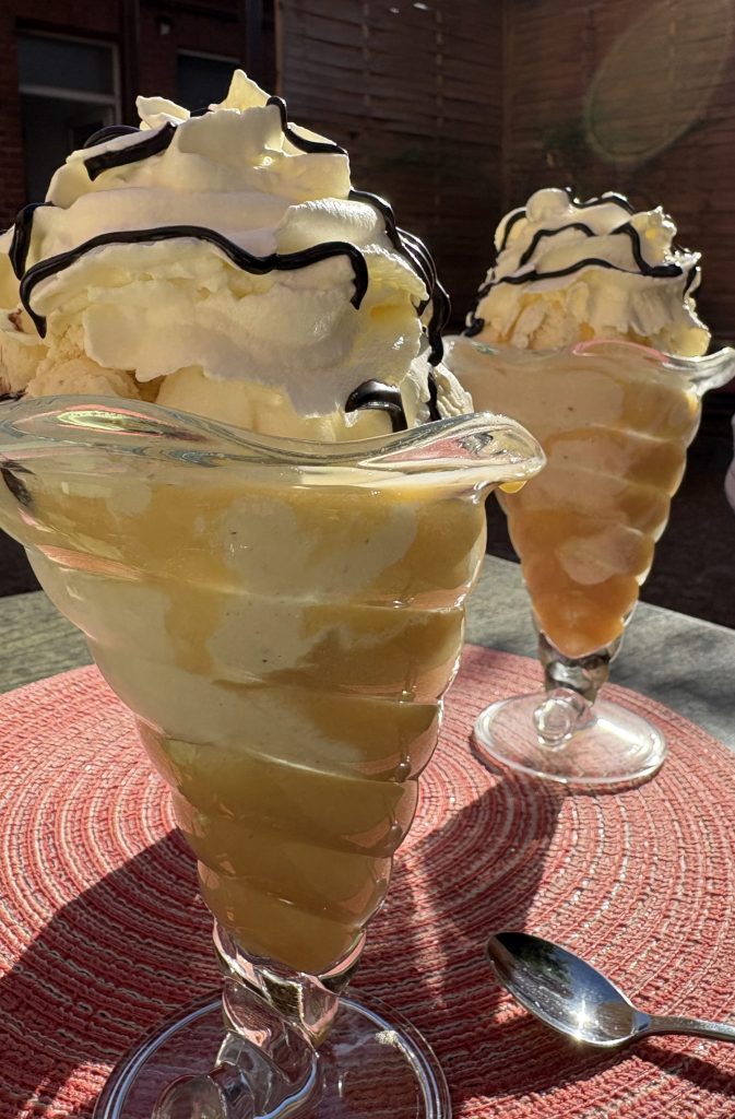 2 leckere Schwedeneisbecher